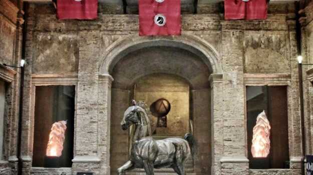 Il maestoso cavallo “Petrus” di Nuccio Loreti accoglie i visitatori dell’Odissea Museum a Vibo Valentia