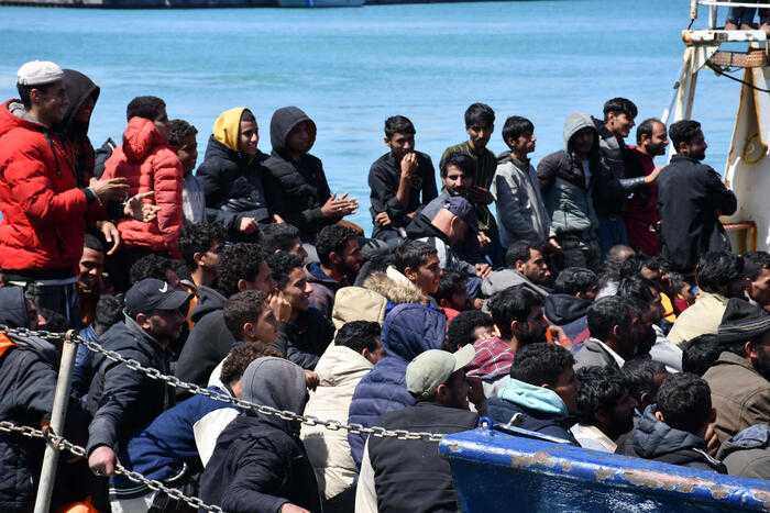 Migranti: 230 portati da Guardia costiera a Crotone