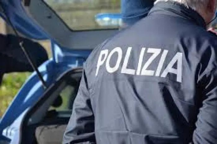 Rapinano coppia in parcheggio supermarket, 2 arresti della Ps