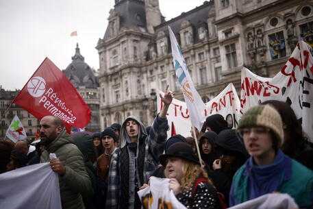 Scontri a Parigi dopo l'ok alla riforma delle pensioni