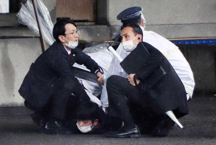 Attacco al Premier Kishida in Giappone: Esplosione durante un Comizio Elettorale