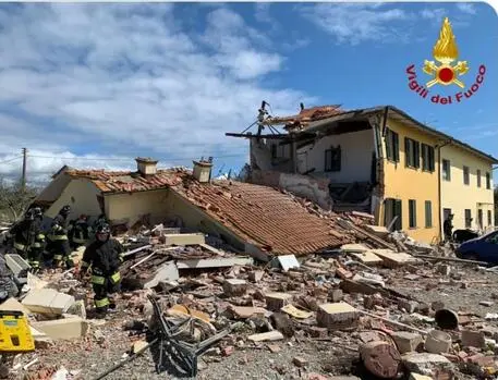 Esplosione in Lucchesia: 4 feriti, grave un uomo, un altro disperso