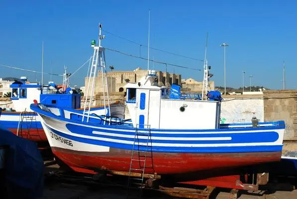 Peschereccio in pericolo con 600 migranti soccorso da Guardia Costiera a Lampedusa.