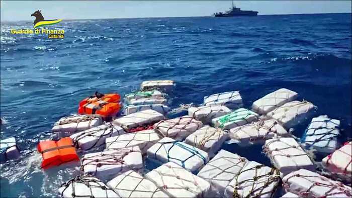 Droga sequestrata in mare: due tonnellate di cocaina, valore stimato 400 milioni, i dettagli