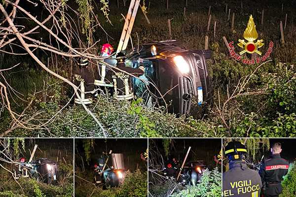 Brutto incidente a Isola Capo Rizzuto (KR): Mercedes fuori strada, 2 feriti donna e bimbo. intervento dei Vvf, Cc e Suem118