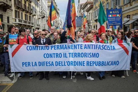 Al via a Milano il corteo nazionale del 25 aprile 'Bella Ciao' e una grande bandiera arcobaleno di 30 metri