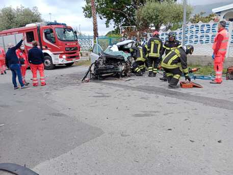 Auto sbanda e impatta violentemente contro un muro, muore il 26enne Simone Furci