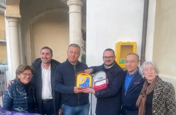 Ernesto Alecci a margine donazione defibrillatore a Casabona (KR)