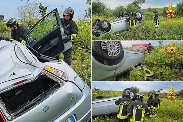 Grave incidente stradale sulla SS106: Autovettura ribaltata e conducente ferito