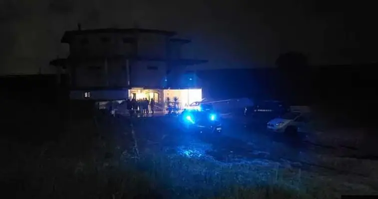 Omicidio a fucilate in Calabria: Donna uccisa in casa, il marito forse l'obiettivo della sparatoria