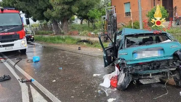 Incidente mortale sulla SS106: scontro auto-camion