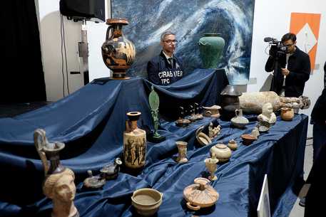 Importanti reperti archeologici di epoca greca recuperati a Crotone grazie a un'indagine: restituiti dai Carabinieri
