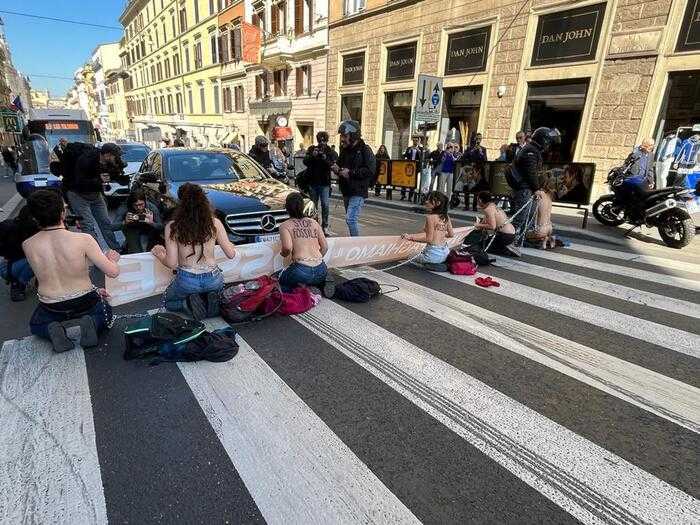 Blitz di Ultima Generazione: Attivisti Semi Nudi Bloccano Via del Tritone a Roma