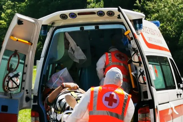 Tragedia a Cremnago: Uomo armato ferisce ex compagna e si suicida barricandosi in casa con le figlie