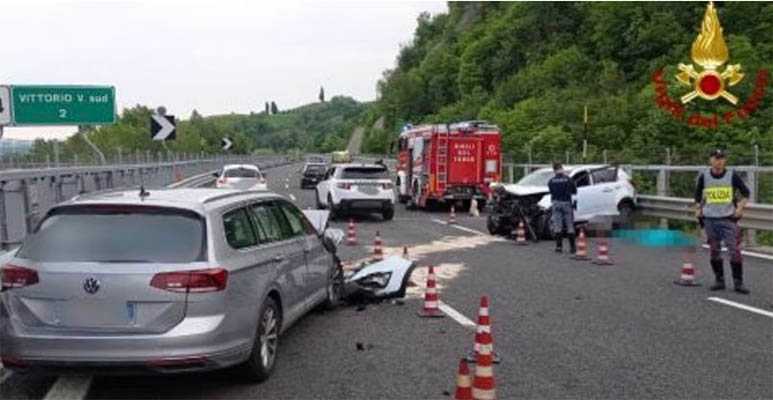 Incidenti stradali mortali. Auto va contromano sull'autostrada si schianta sui veicoli, un morto e tre feriti