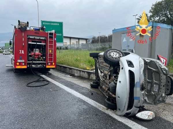 Vvf di Lamezia T. impegnati in operazione di soccorso dopo ribaltamento auto, affidato conducente all’Elisoccorso