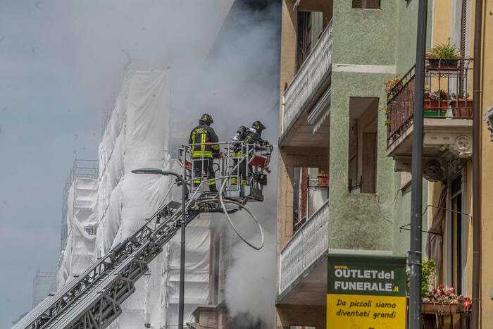 Esplosione e incendio a Milano causati da bombole di ossigeno: un ferito e evacuazioni