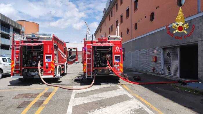 Auto con bombola a gas esplode in parcheggio sotterraneo a Pavia: un clochard gravemente ferito