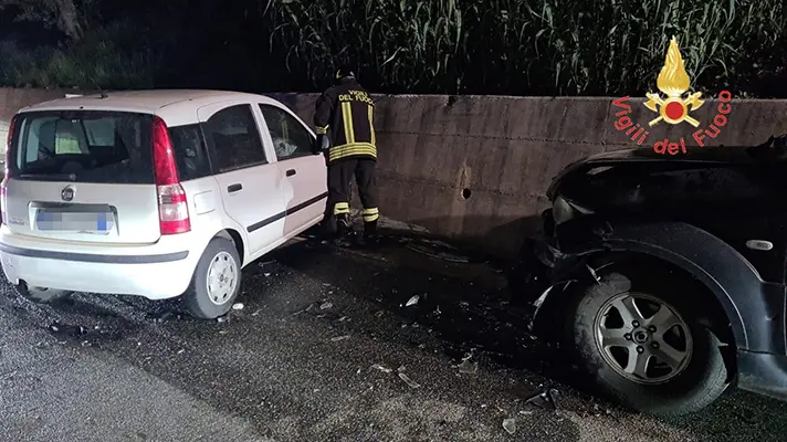 Scontro tra due auto a nel catanzarese: Vvf estraggono giovane dalle lamiere e la affidano ai sanitari