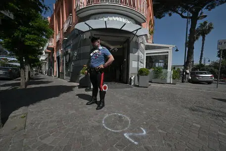 Sparatoria a Sant'Anastasia: Bimba di 10 anni e i suoi genitori feriti in un bar