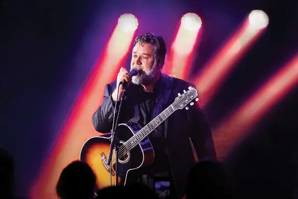 Sale l’attesa per la star Russell Crowe in concerto il 20 giugno al Politeama di Catanzaro