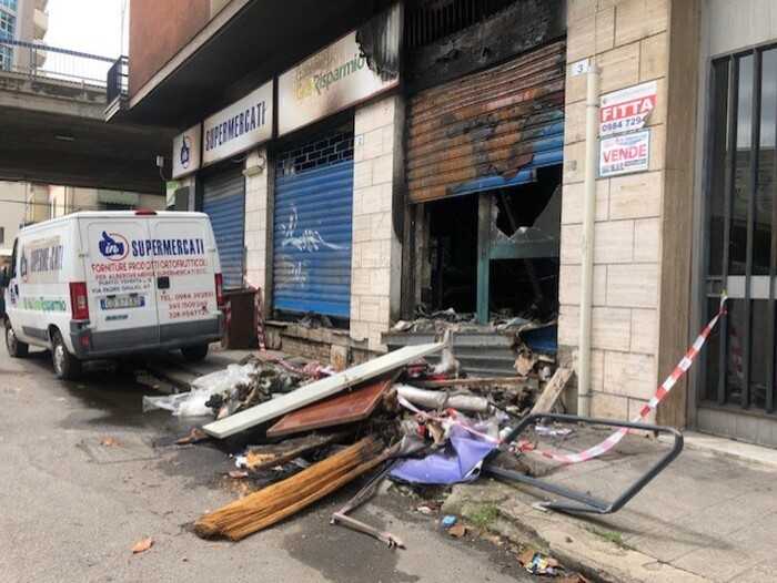 Supermercato a Cosenza distrutto dalle fiamme: la polizia indaga sull'incendio doloso