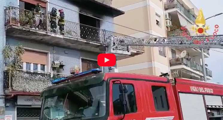I Vvf di Catanzaro in azione: Incendio abitazione nel cuore della città. Video