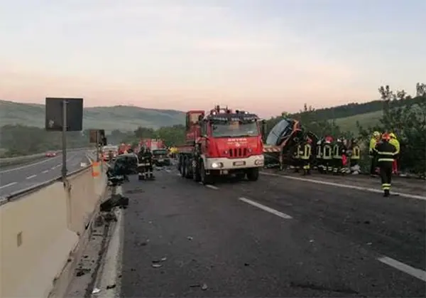 Tragedia sull'A16: Bus precipita in una scarpata, bilancio un morto e 14 feriti sul posto i Vvf.