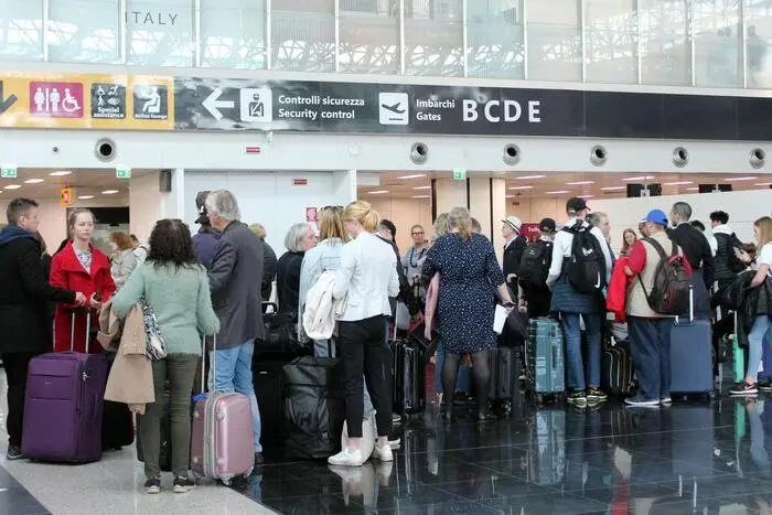 Scioperi del trasporto aereo a Fiumicino: 50 voli cancellati. Dettagli