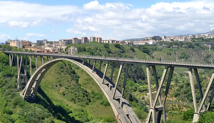 Vigile del fuoco eroico salva uomo dal suicidio sul ponte Bisantis di Catanzaro