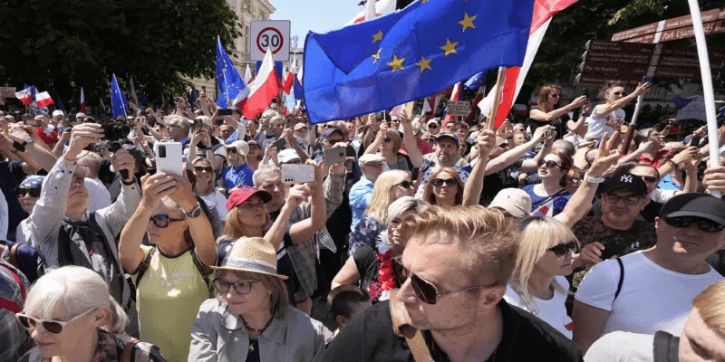 Migliaia di polacchi manifestano a Varsavia contro il governo