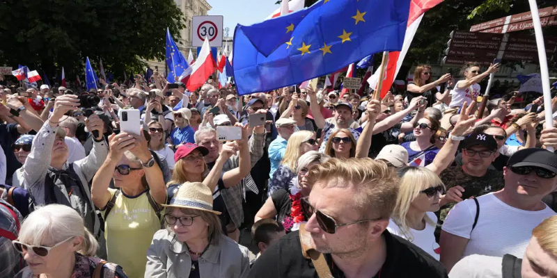 Migliaia di polacchi manifestano a Varsavia contro il governo