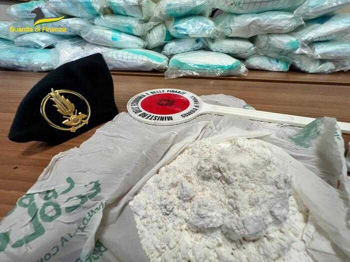 GDF: Maxisequestro di 85 kg di cocaina all'uscita dell'Interporto di Bologna