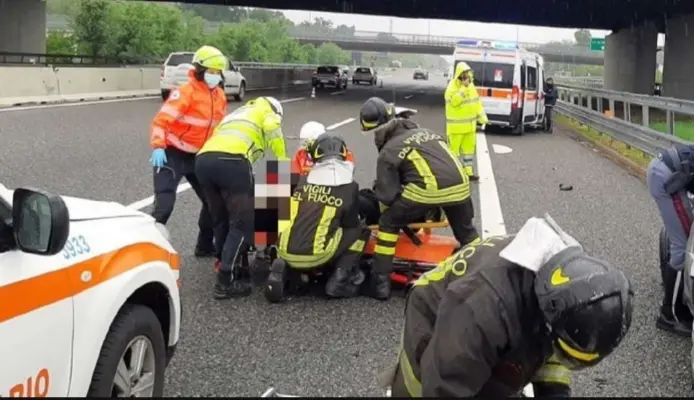 Viva per miracolo. Tragico incidente sull'A14: 26enne proiettata fuori dall'auto in corsa. I dettagli