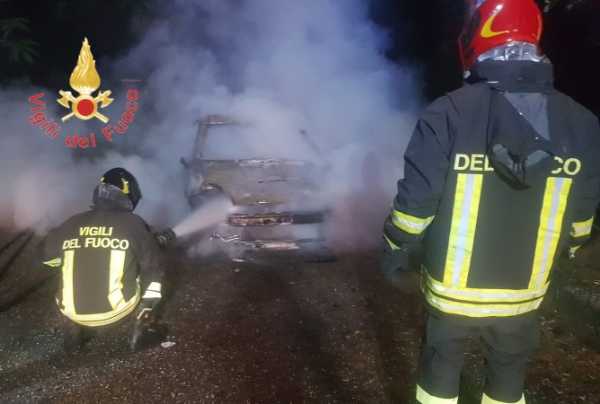Incendio a Badolato: Vvf di Soverato intervengono per un'autovettura in fiamme