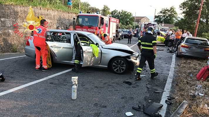 Drammatico incidente stradale a Luzzi: i Vvf estraggono conducente incastrato tra le lamiere