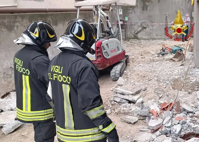 Tragedia sul cantiere: Operaio colpito da una scarica elettrica, subisce gravi lesioni craniche e ustioni