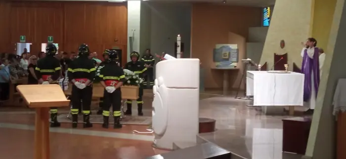 Un addio doloroso: i funerali a Foggia del vigile del fuoco, portato in chiesa dai suoi coraggiosi colleghi