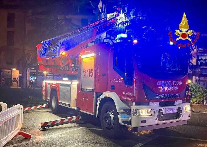Tragedia a Trieste: Incendio in appartamento causa la morte di una donna e il ricovero del figlio