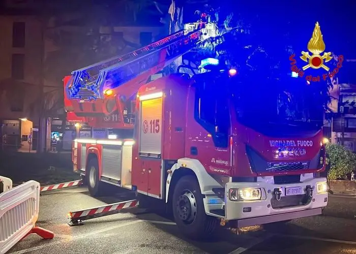 Tragedia a Trieste: Incendio in appartamento causa la morte di una donna e il ricovero del figlio