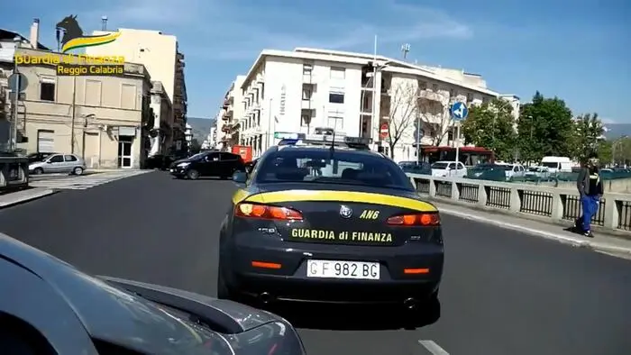 Confisca da 3,5 milioni di euro: la Guardia di Finanza sequestra beni e contanti a broker reggino implicato con la Ndrangheta