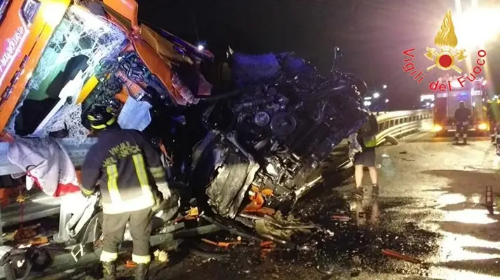 Incidente stradale sulla A2 tra Firmo e Frascineto: TIR ribaltato con angurie blocca la carreggiata