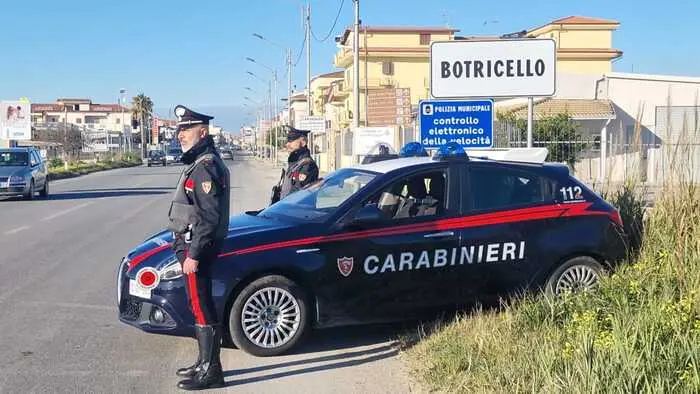 Violenta lite familiare a Botricello: 62enne accoltella il nipote, denunciato per lesioni personali