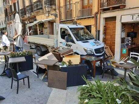 Furgone impazzito causa caos in un locale di Cagliari: 15 feriti e panico nel centro storico