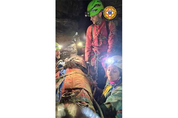 Speleologa bloccata a 150 metri sottoterra: Sfide crescenti nelle operazioni di recupero sotto la pioggia