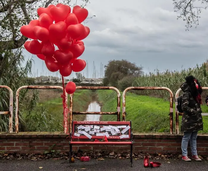 Tragico epilogo: Vittima di stalking si suicida mentre l'ex violento era ai domiciliari