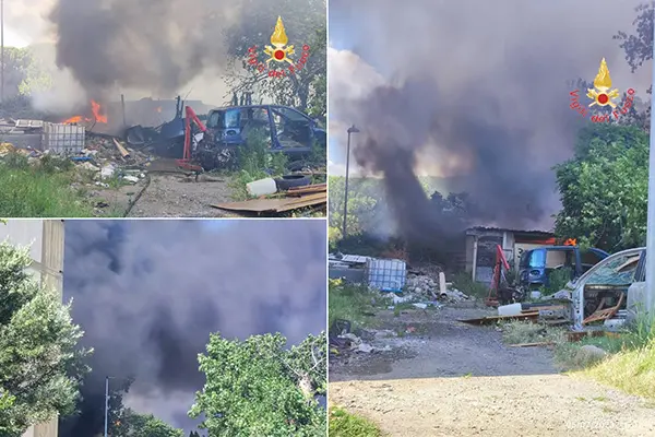 I Vvf di Lamezia Terme estinguono incendio di rifiuti urbani e baracche abusive in via Saverio D'Ippolito II trav.