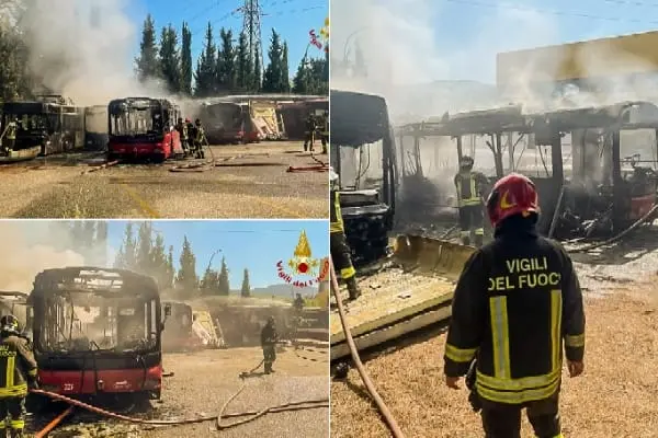 Fiamme nel deposito: Incendio si scatena nei bus in dismissione, un dipendente ferito