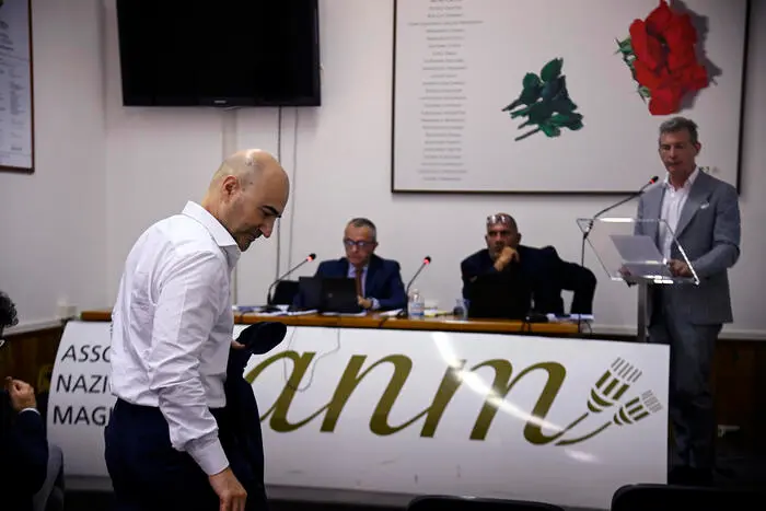 Le note di governo minano la fiducia dei cittadini nei giudici, afferma l'ANM: una delegittimazione della magistratura