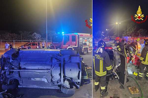 I Vvf di Crotone estraggono conducente incastrato dalle lamiere di un'auto ribaltata in incidente stradale